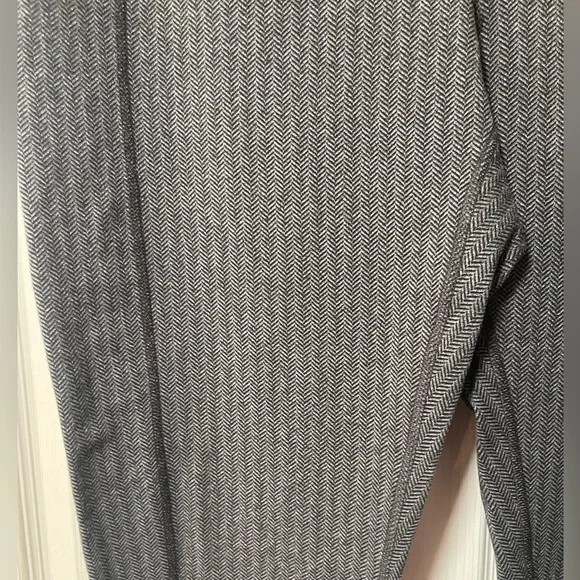 MAURICES In Motion Leggings Grey/Black pattern Plus
Size 2 - Picture 3 of 5